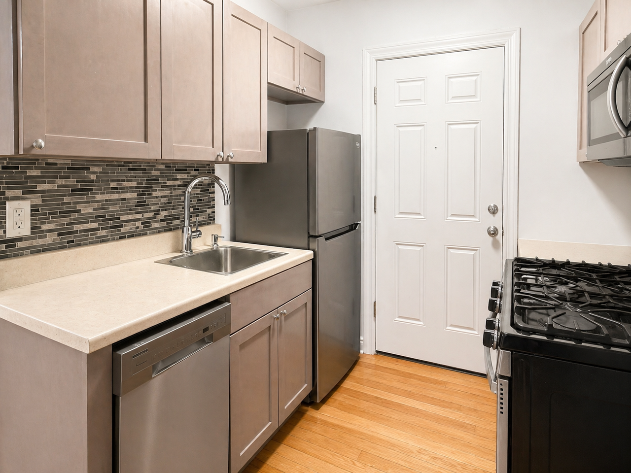 652 W Oakdale Ave #G - Photo 4 of 9