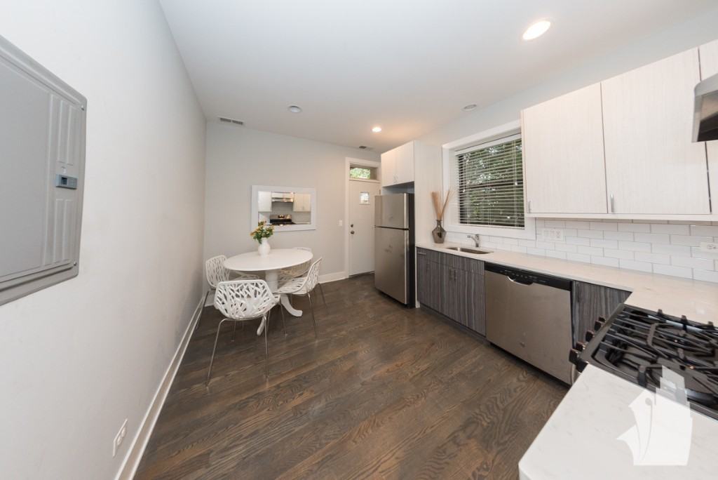 2618 N Rockwell St #2618-2R - Photo 6 of 15
