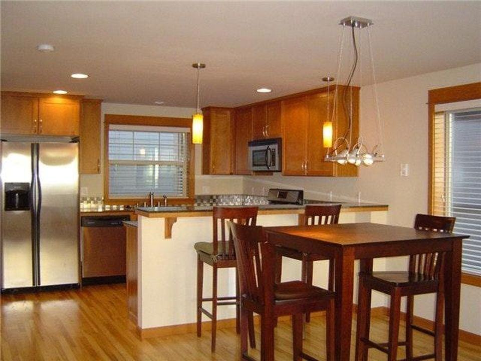 5006 11th Ave NE Unit A Seattle WA 98105 LCG (C) - Photo 3 of 16