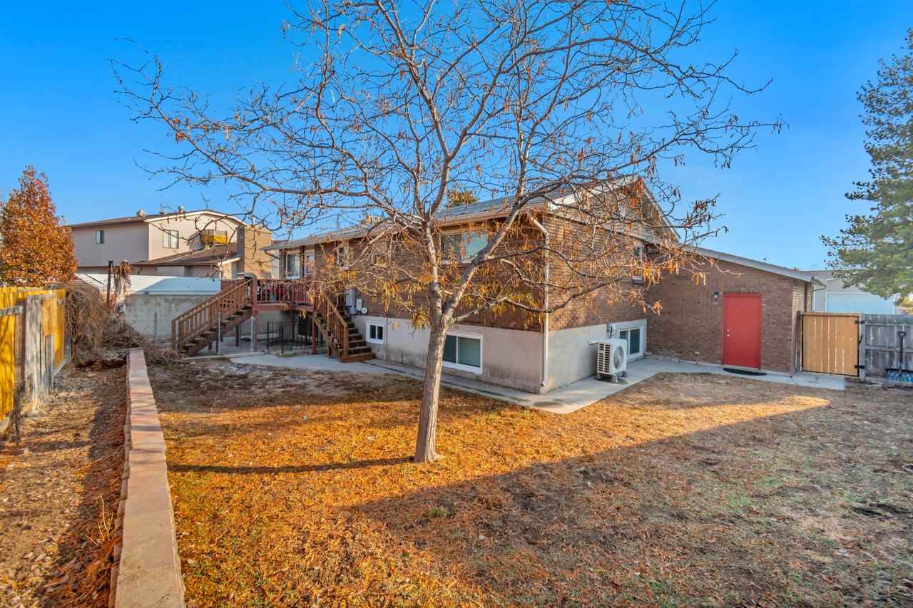 2066 W Quailstone Drive - 2 Downstairs - Photo 3 of 12
