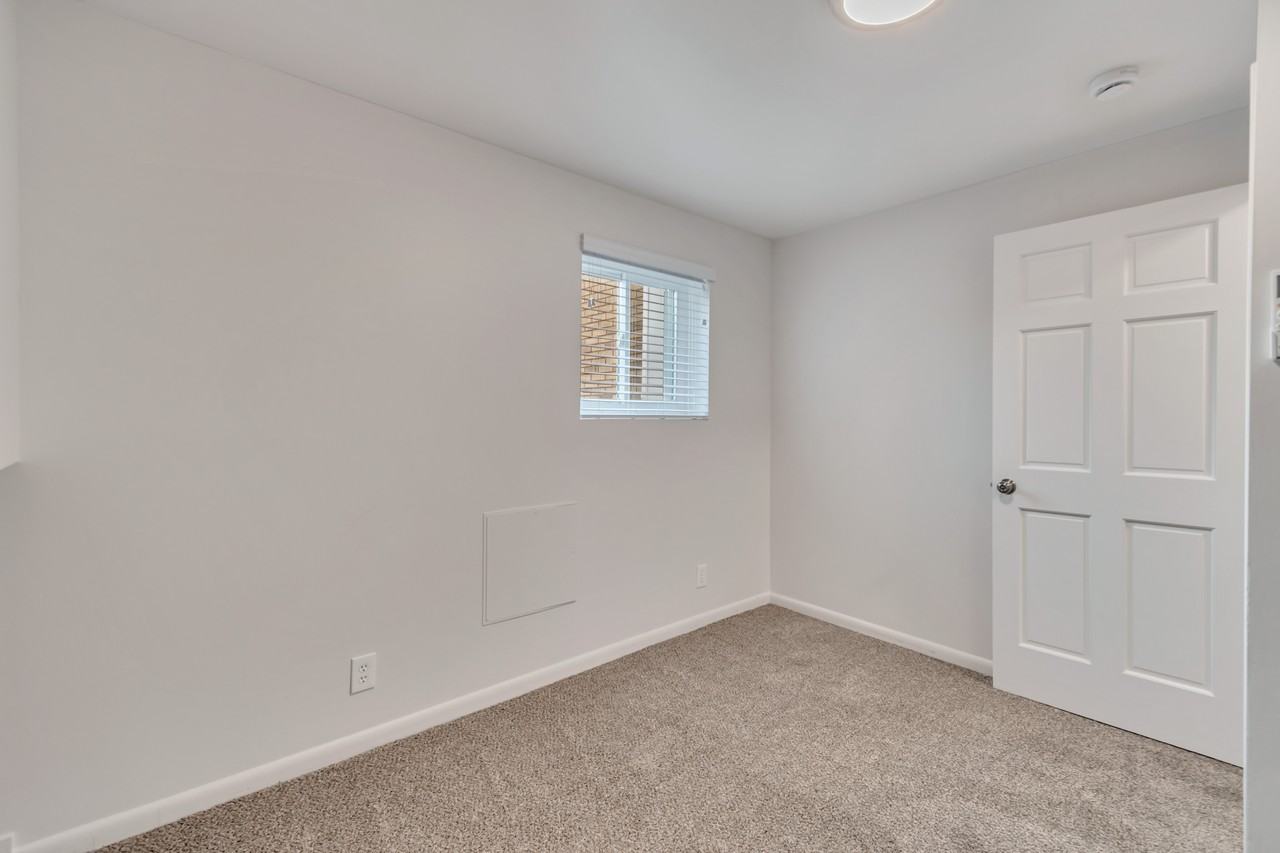 2066 W Quailstone Drive - 2 Downstairs - Photo 5 of 12