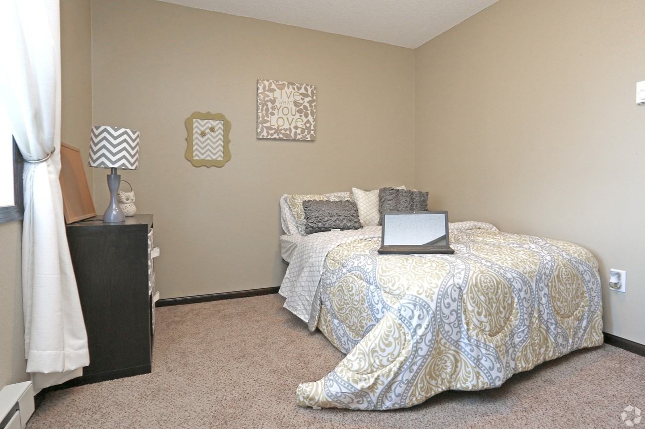 Quarters - Photo 6 of 14