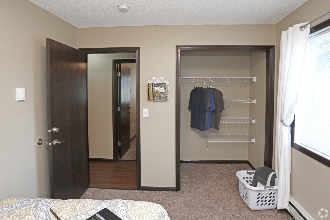 Quarters - Photo 7 of 14