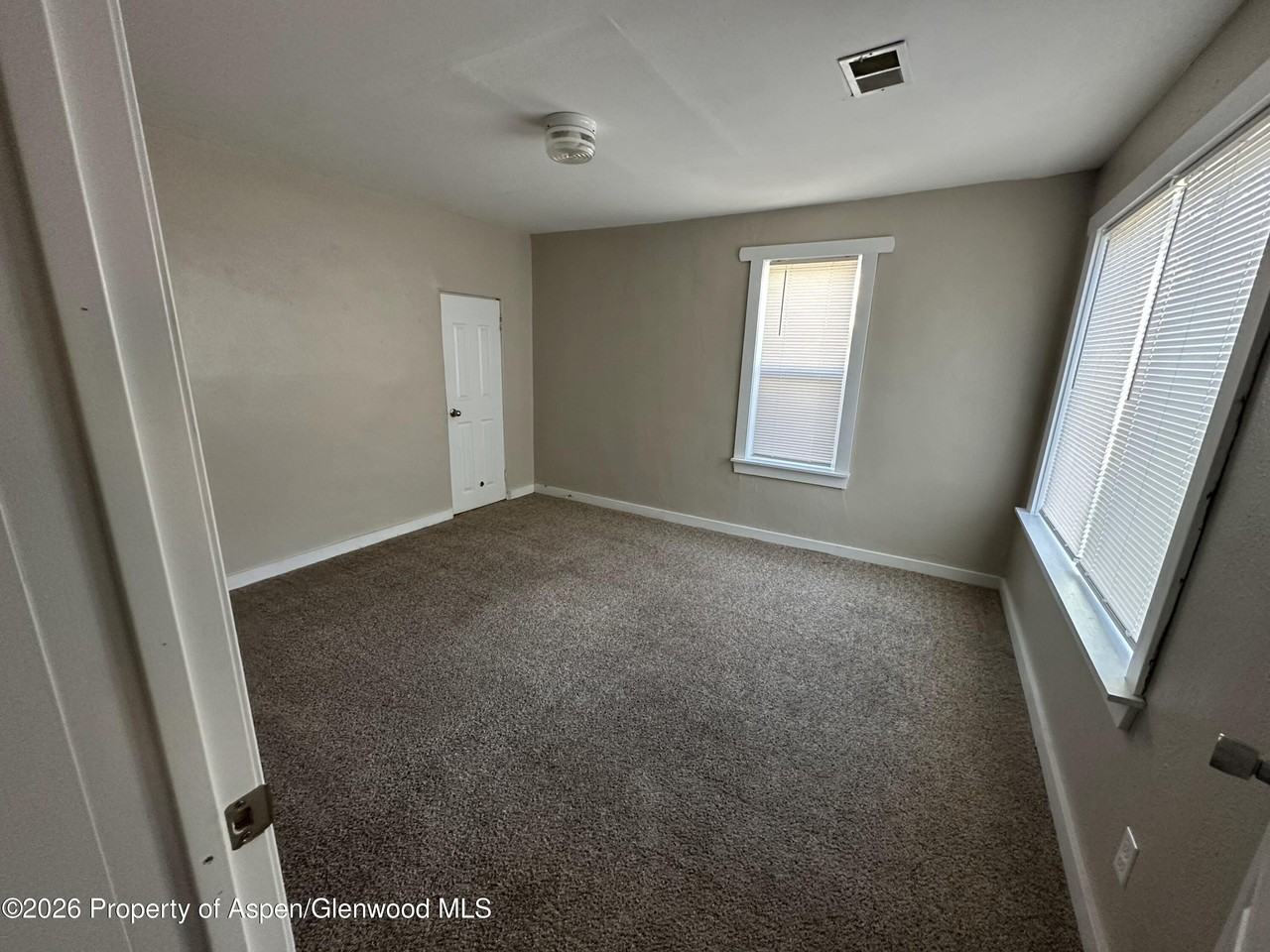 586 Rose St - Photo 5 of 23