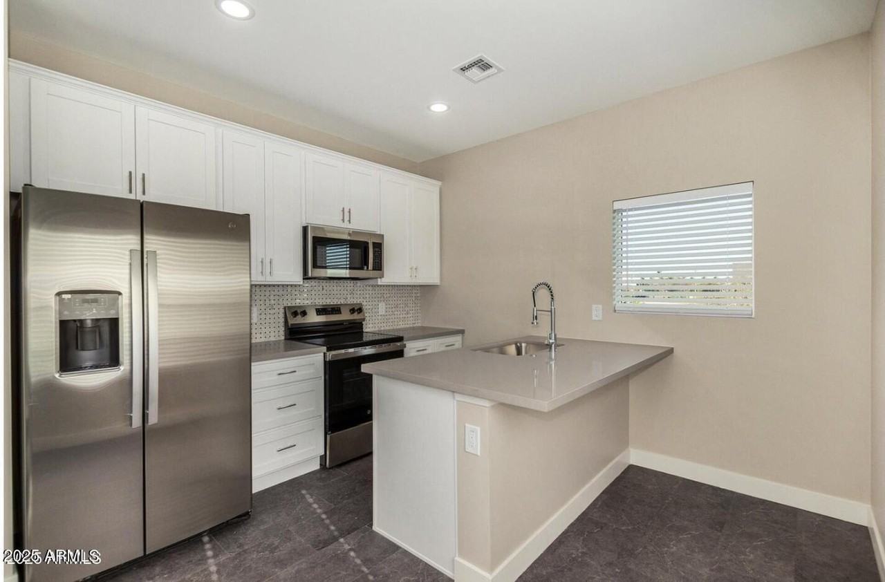 1305 E Madison St #3 - Photo 5 of 14