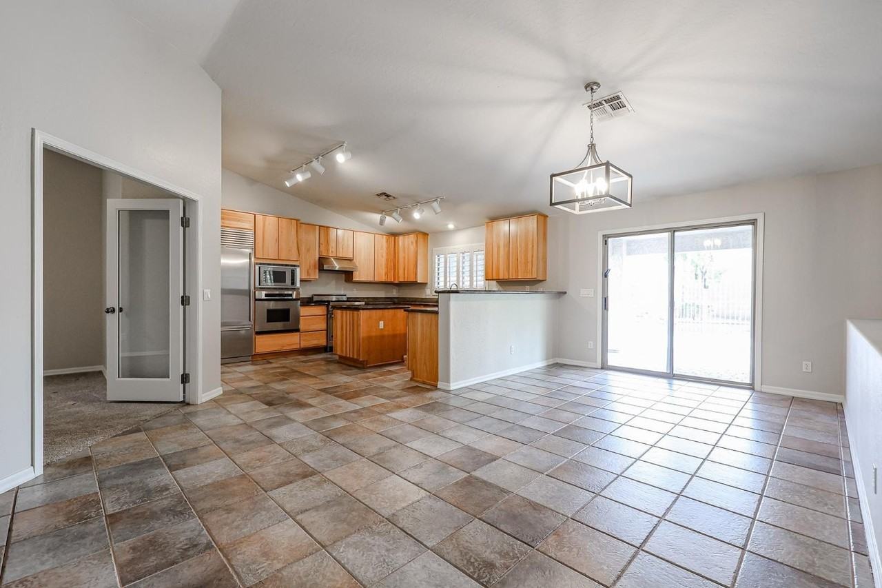 5215 E Wallace Ave - Photo 3 of 24