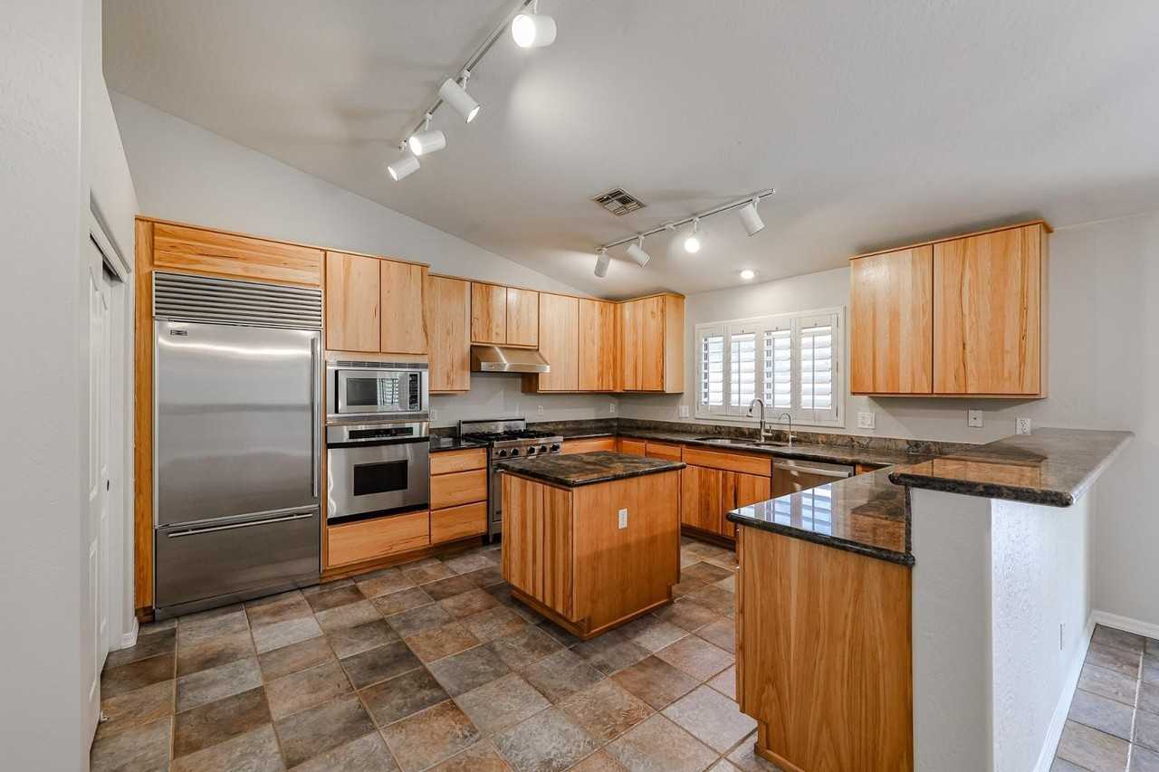 5215 E Wallace Ave - Photo 5 of 24