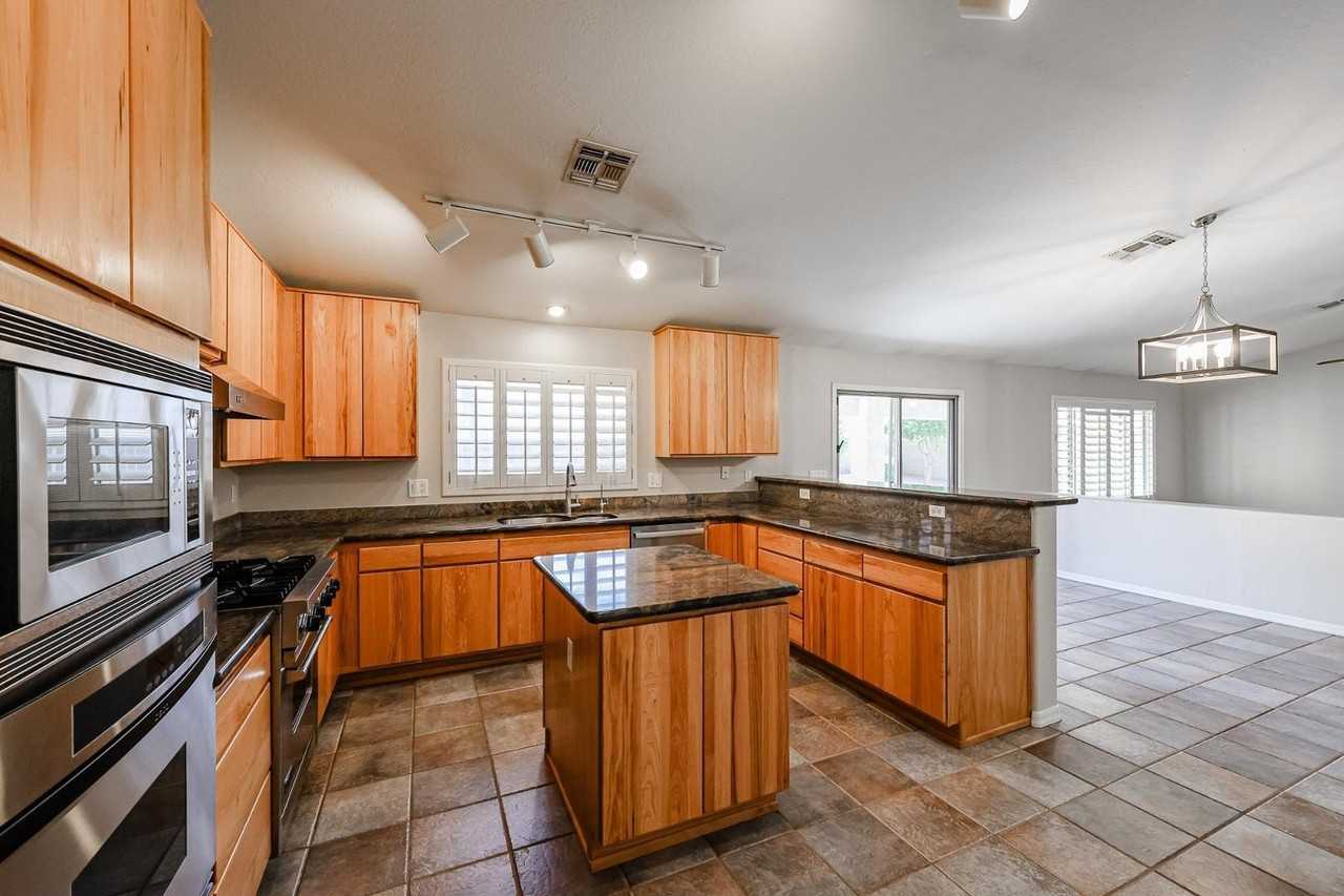 5215 E Wallace Ave - Photo 6 of 24