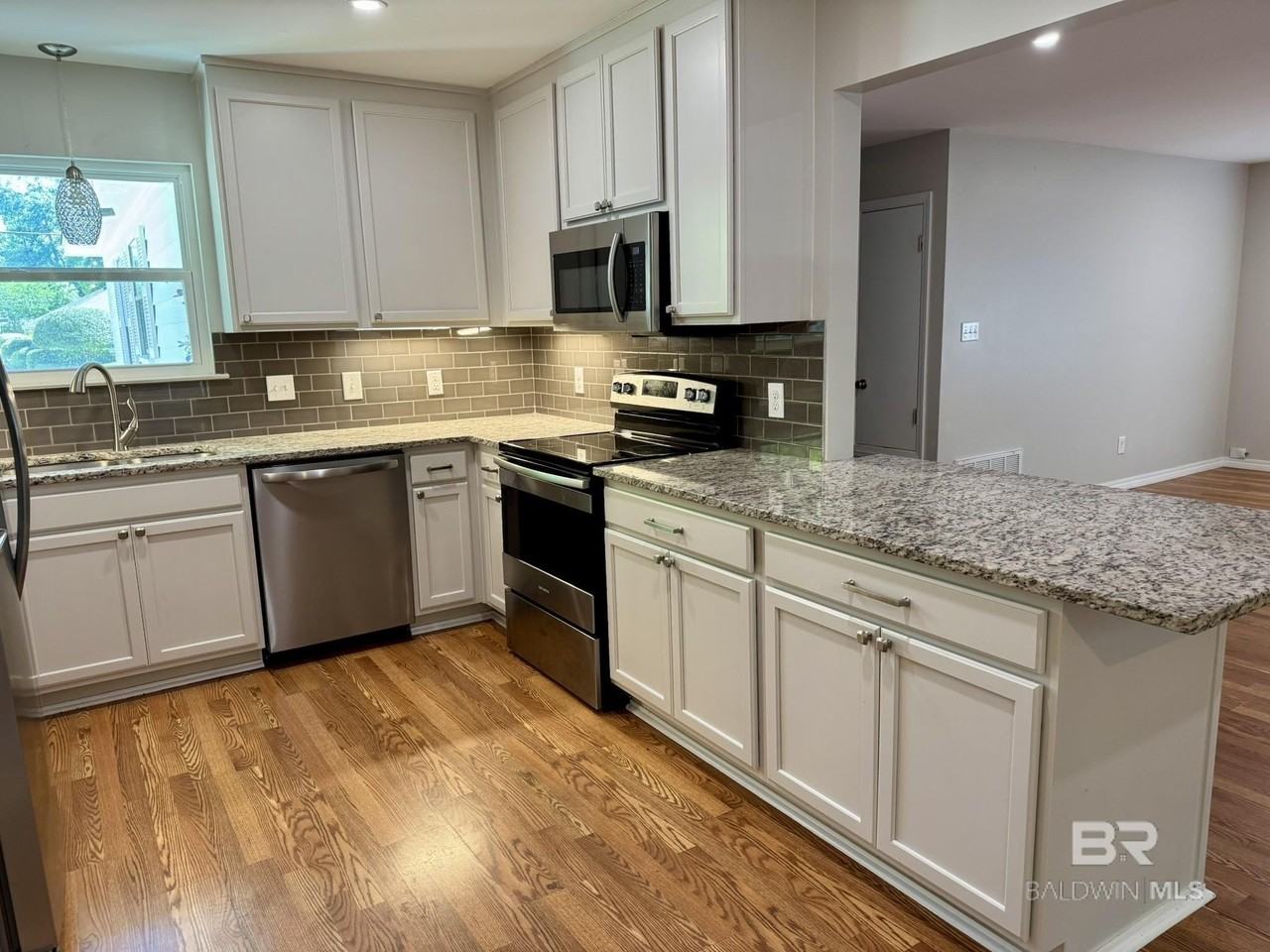 382 Pecan Ave - Photo 4 of 17