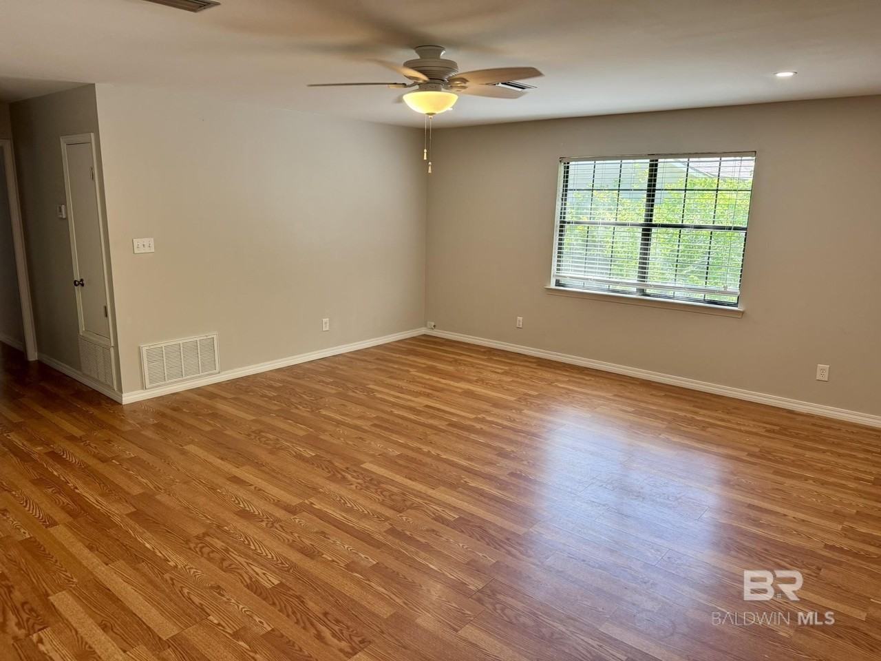 382 Pecan Ave - Photo 7 of 17