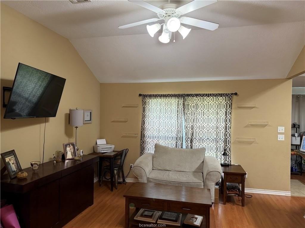 933 Crested Point Dr - Photo 2 of 14