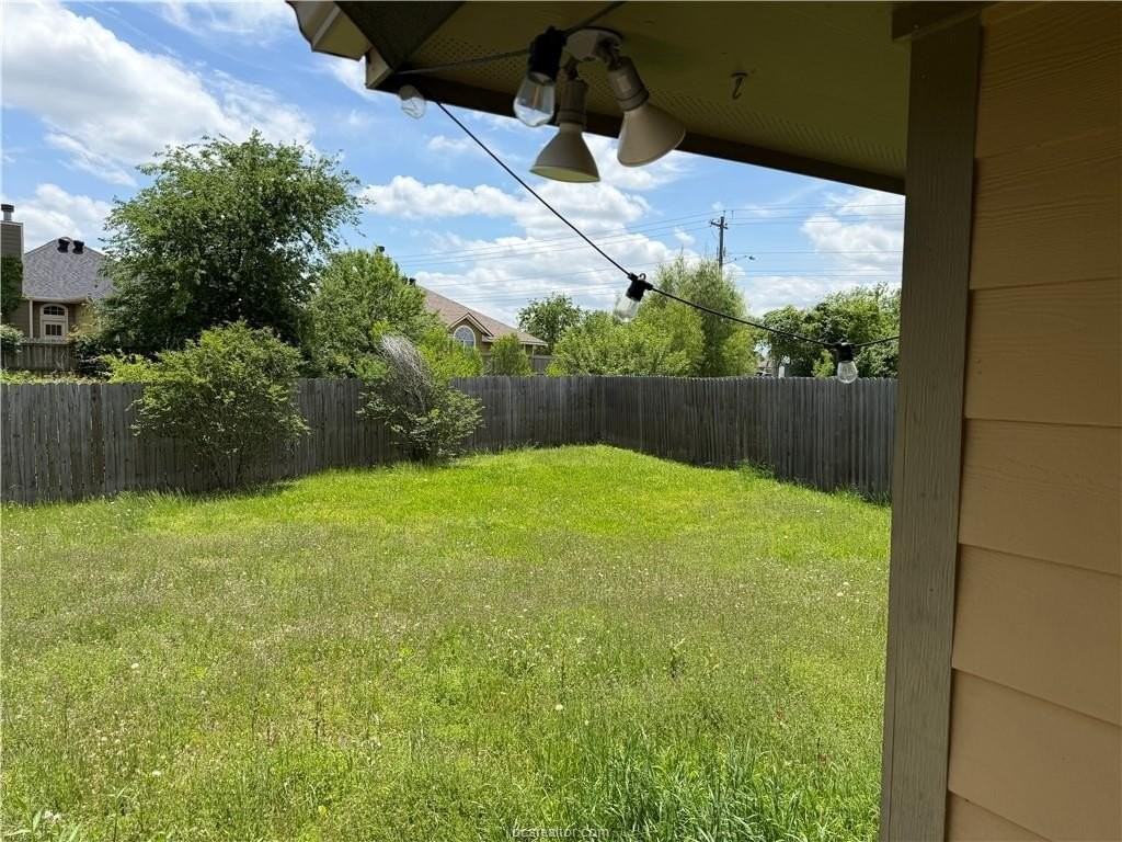 933 Crested Point Dr - Photo 3 of 3
