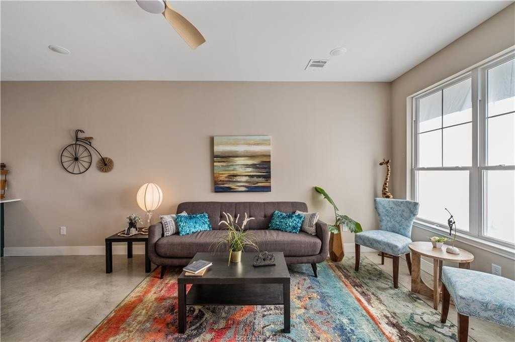 802 N Parker Ave - Photo 3 of 14