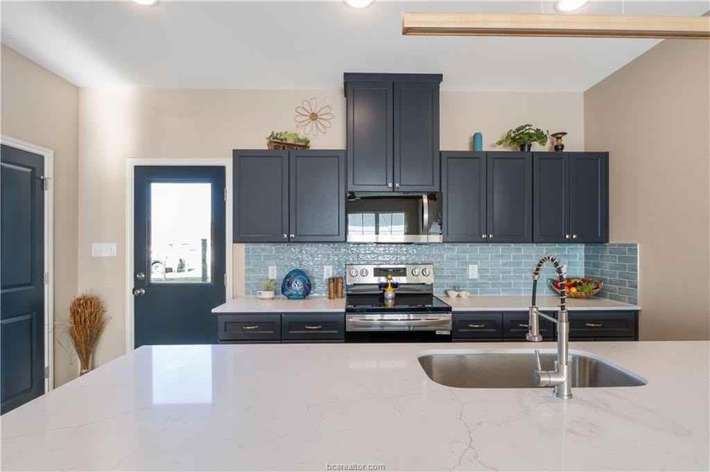 802 N Parker Ave - Photo 6 of 14