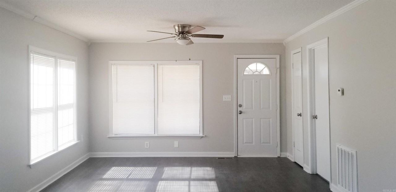 724 S Main - Photo 4 of 22