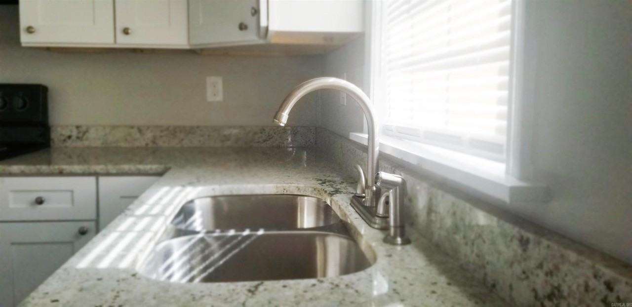 724 S Main - Photo 7 of 22