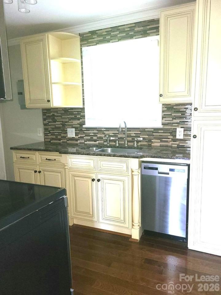 557 Wakefield Dr #D - Photo 2 of 11