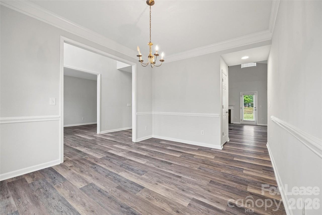2704 Piersland Dr - Photo 7 of 32