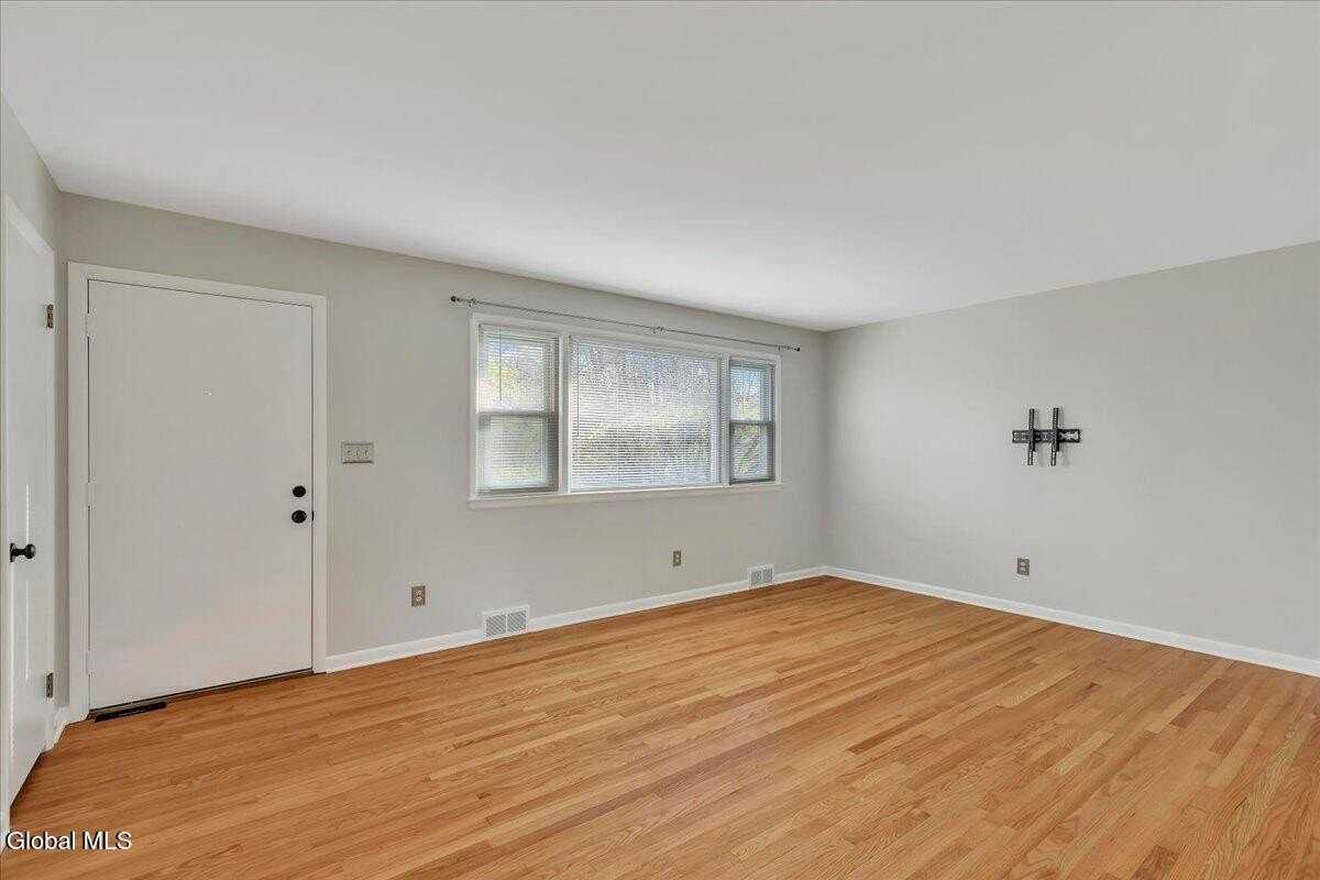 1165 Cresse Ave - Photo 4 of 38