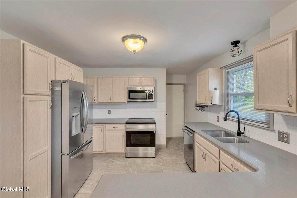 1165 Cresse Ave - Photo 7 of 38