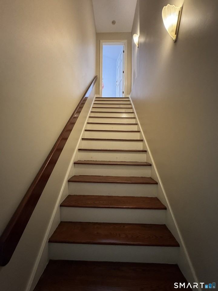 108 Comstock Hill Ave - Photo 2 of 16