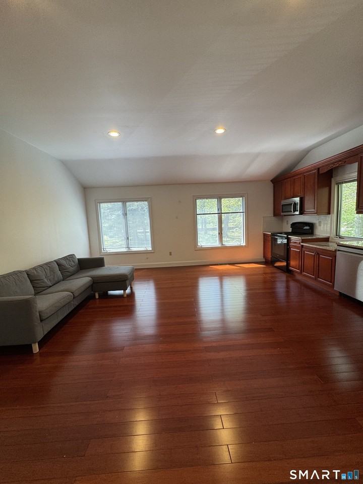 108 Comstock Hill Ave - Photo 3 of 16