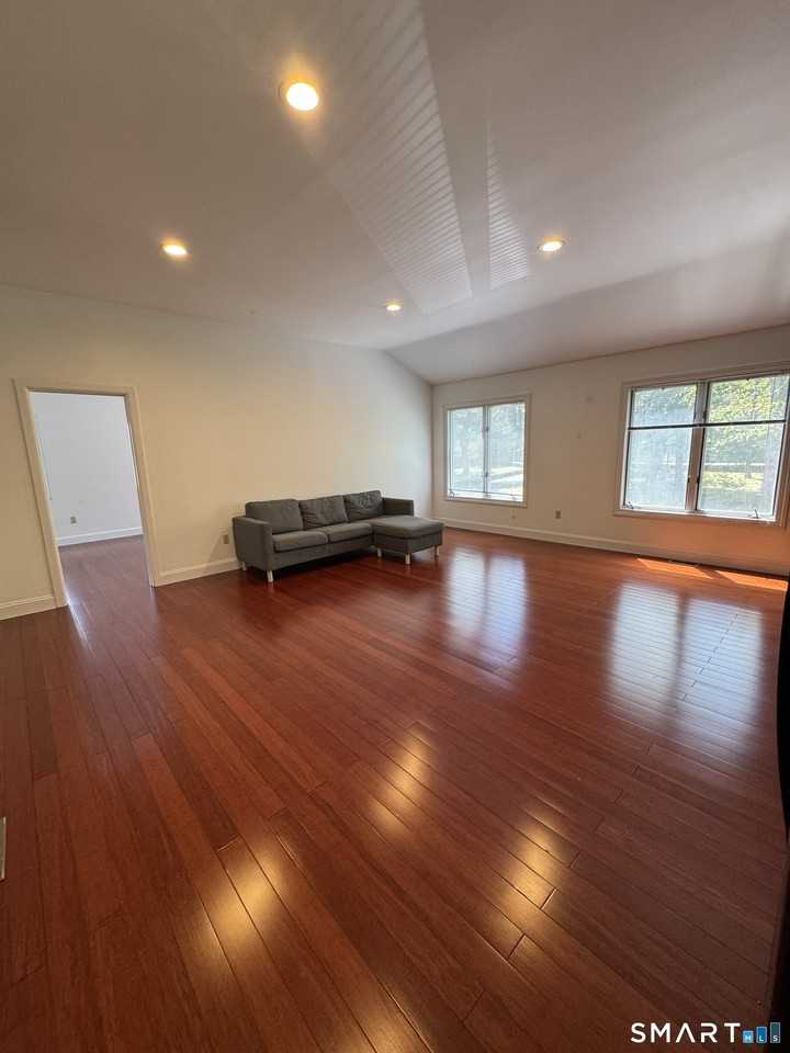 108 Comstock Hill Ave - Photo 4 of 16