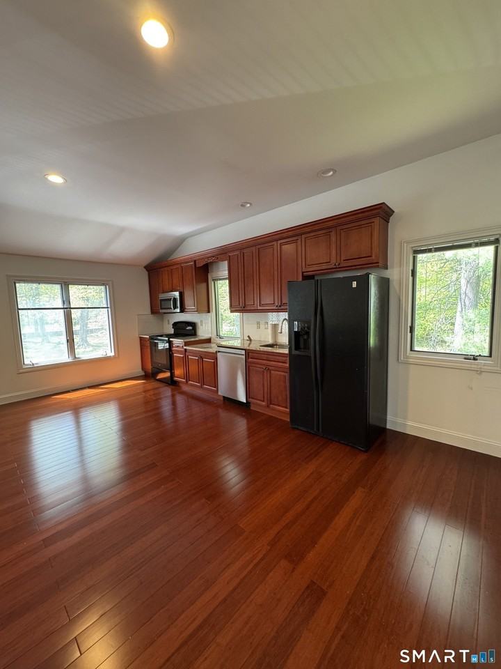 108 Comstock Hill Ave - Photo 5 of 16