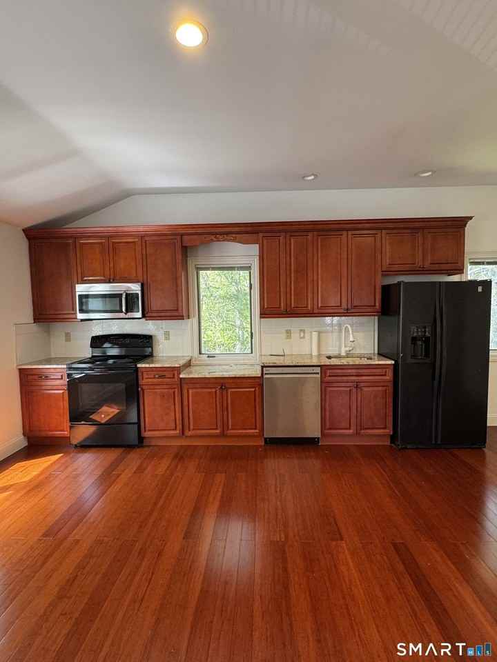 108 Comstock Hill Ave - Photo 6 of 16