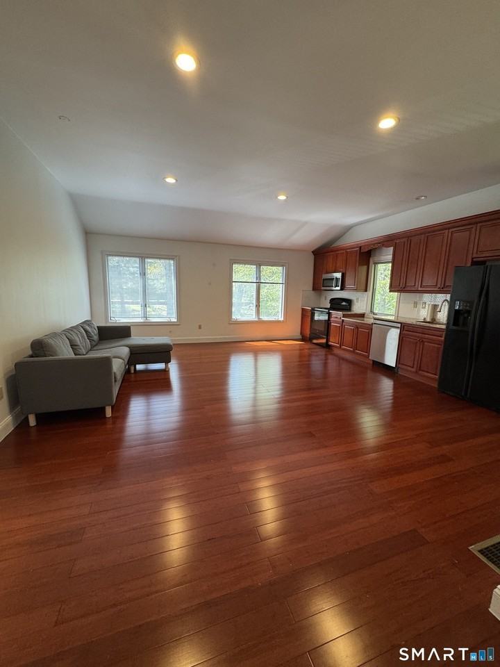 108 Comstock Hill Ave - Photo 7 of 16