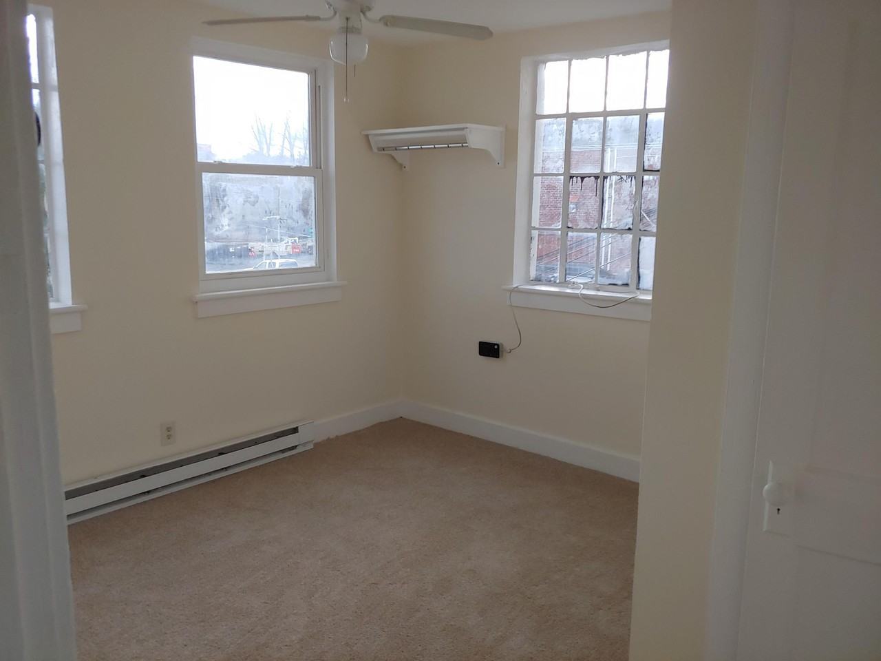 304 Market St - Photo 4 of 8