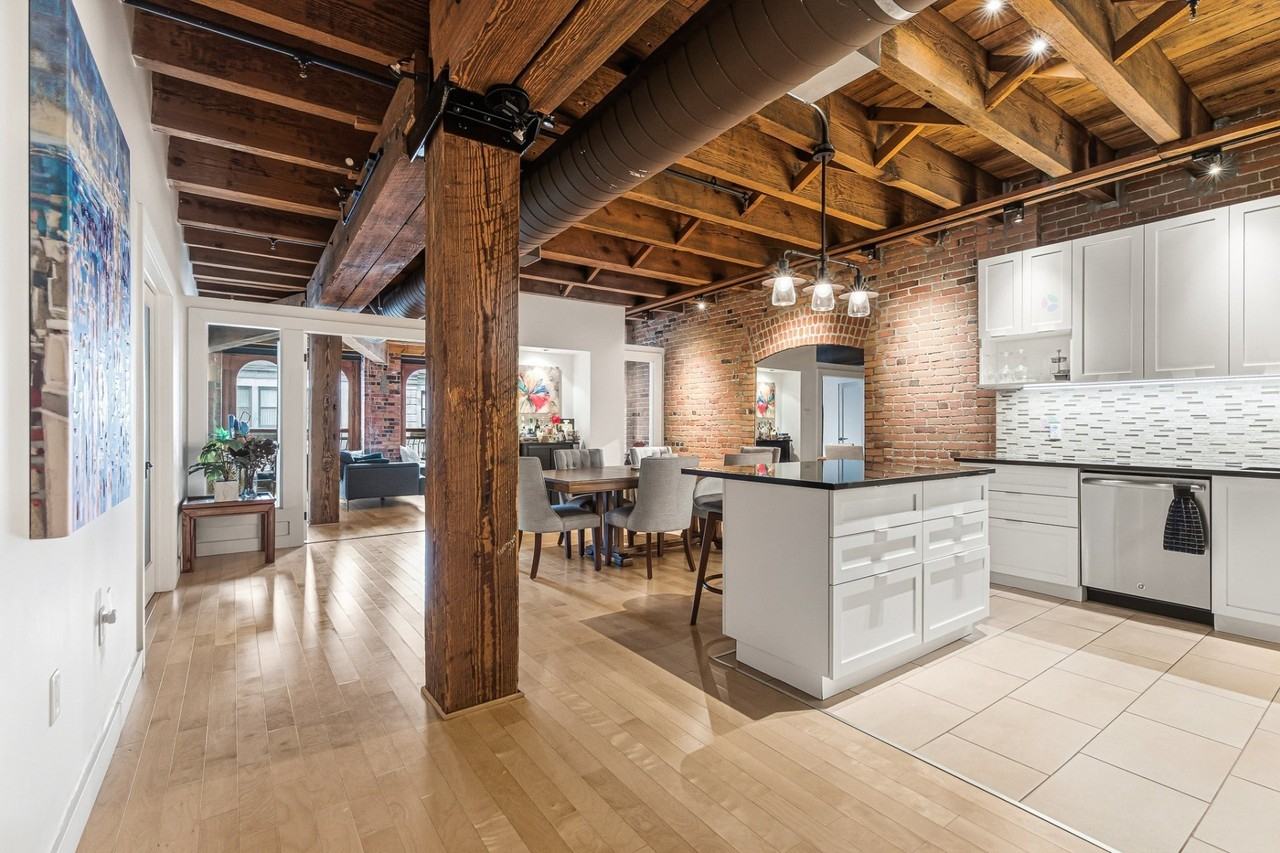 65 Rue Saint-Paul O - Photo 2 of 39