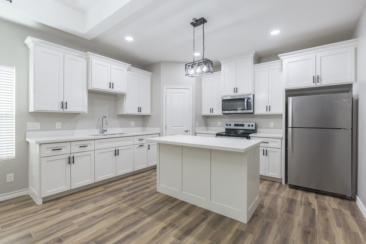 820 East Cedar Avenue - Photo 3 of 9