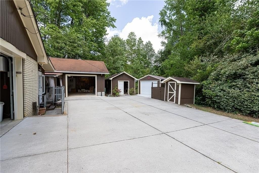 472 Edwards Ct - Photo 3 of 50