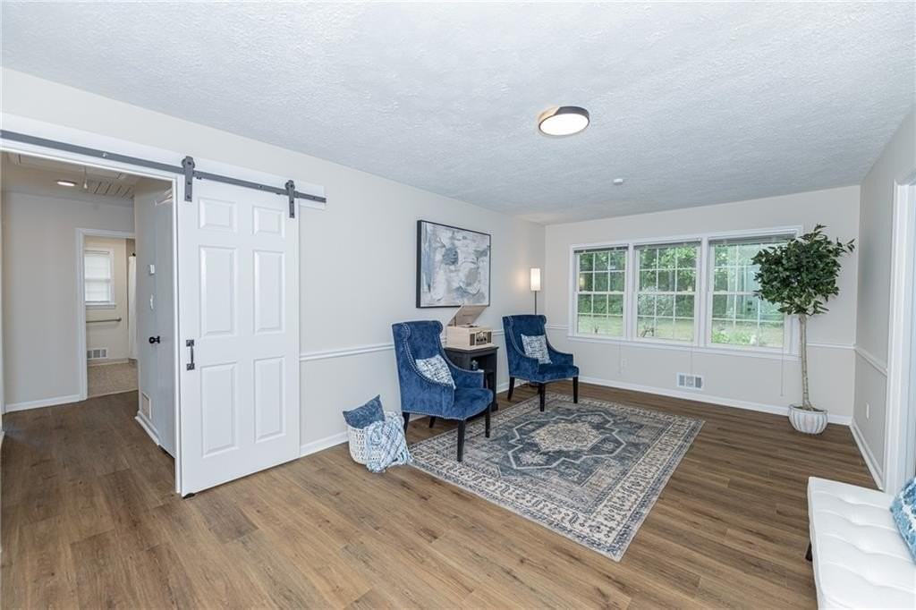 472 Edwards Ct - Photo 4 of 50
