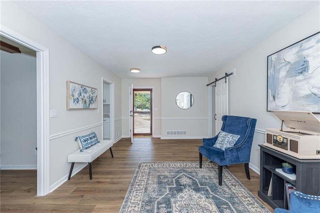 472 Edwards Ct - Photo 5 of 50