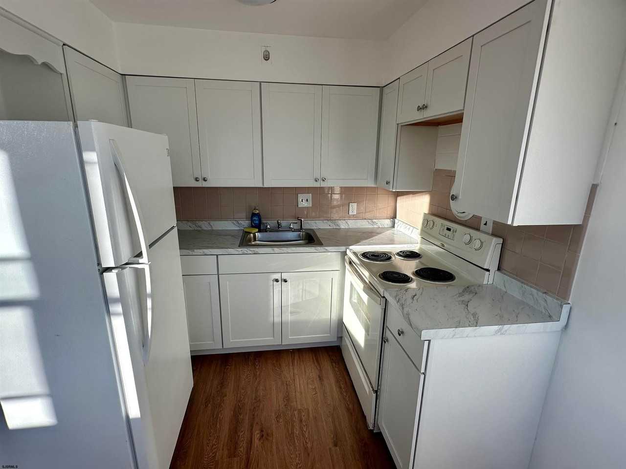1653 Beach Ave Ave #A - Photo 3 of 12