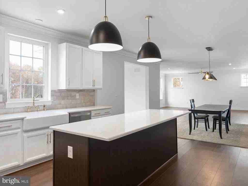 240 Baldy Ln - Photo 7 of 32