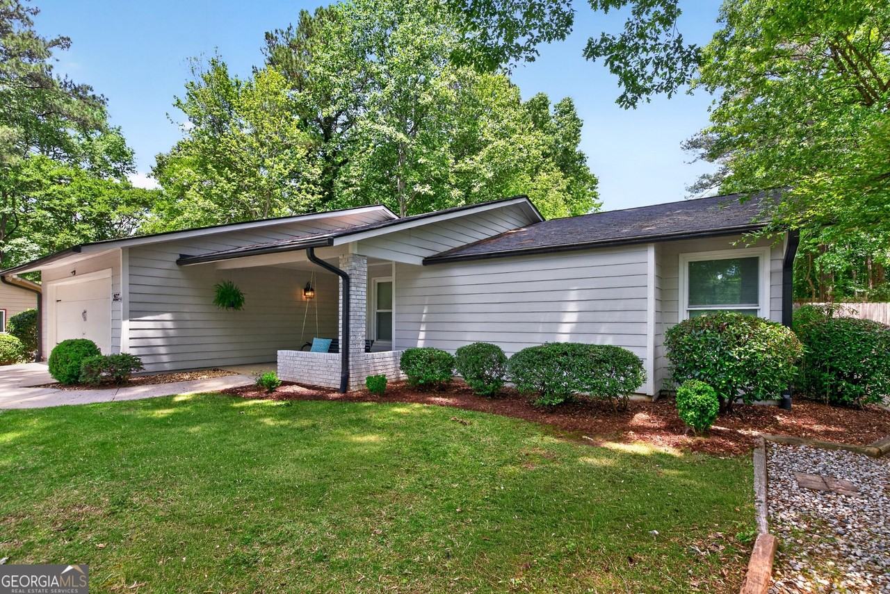 208 Driftwood Ln - Photo 2 of 39