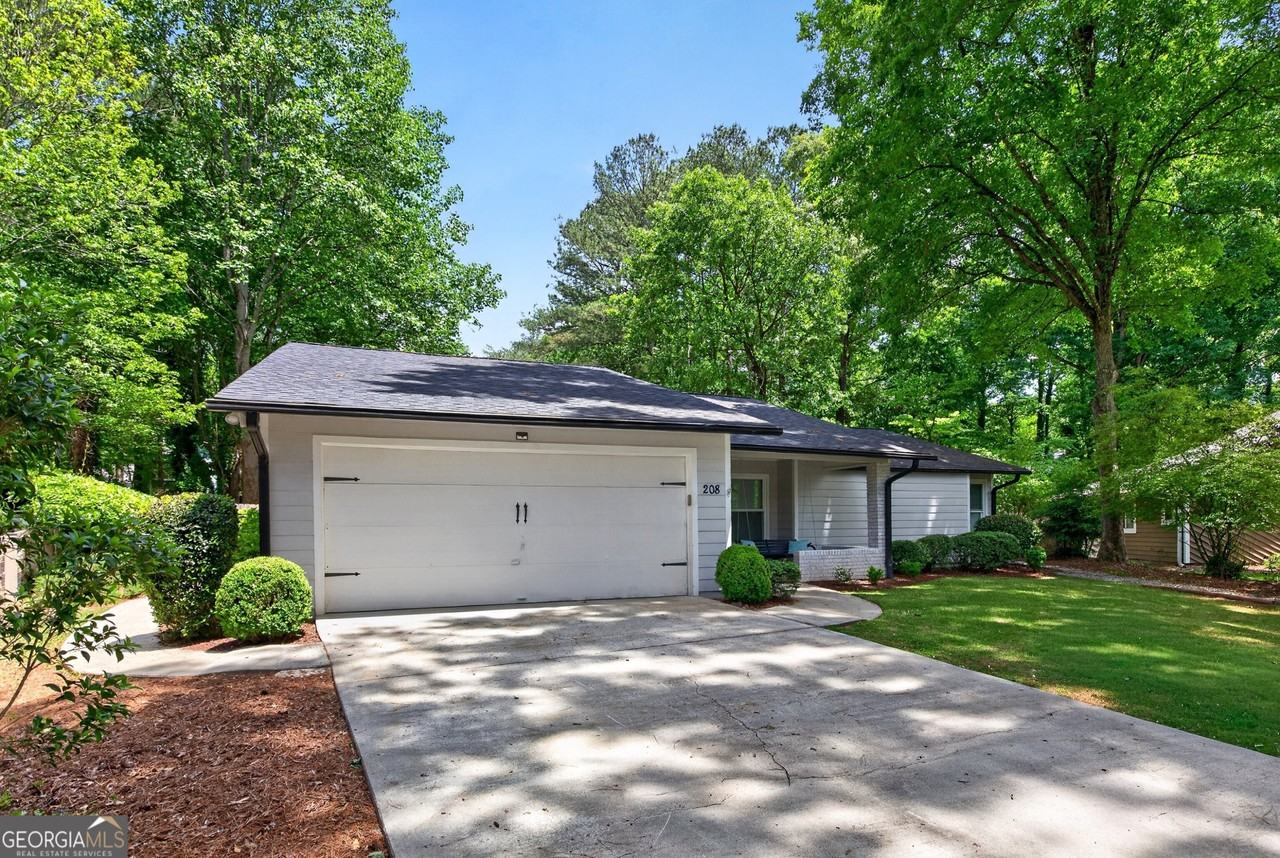208 Driftwood Ln - Photo 3 of 39