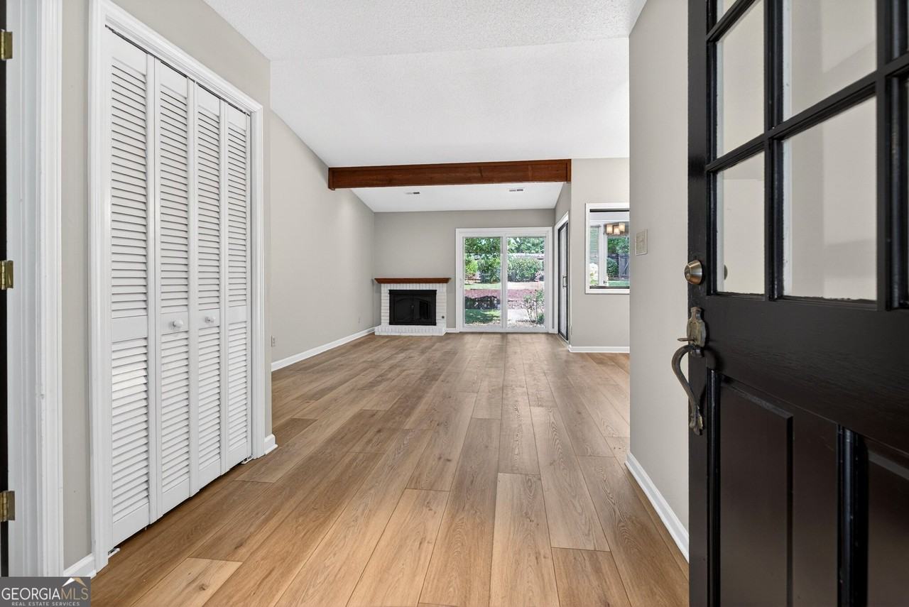 208 Driftwood Ln - Photo 6 of 39