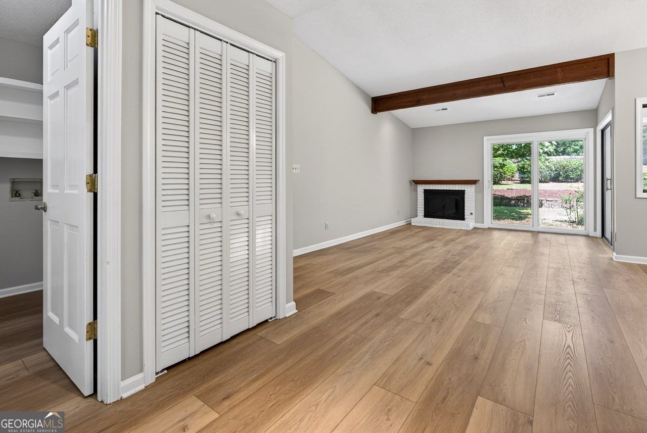 208 Driftwood Ln - Photo 7 of 39
