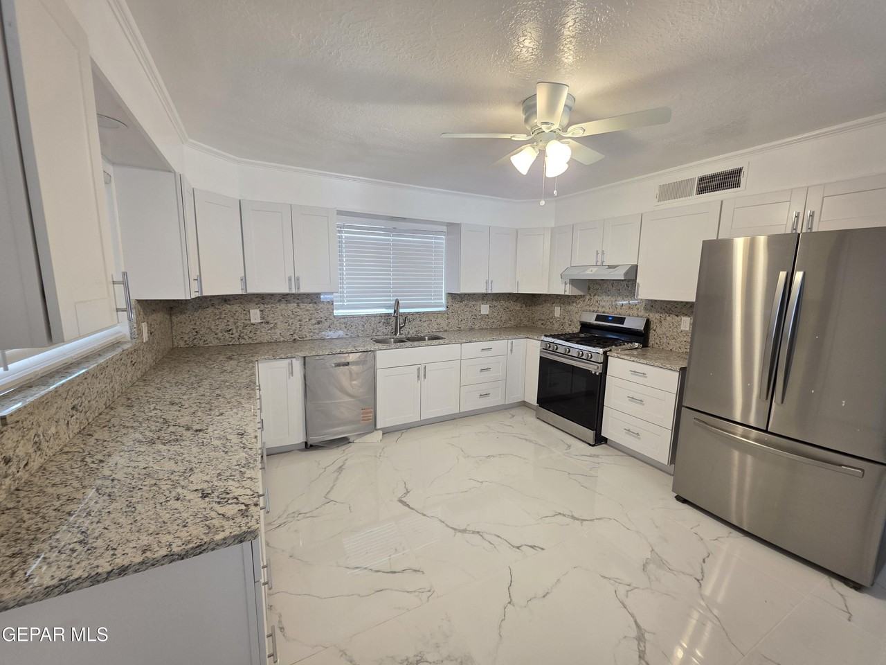 302 Quincy Ave - Photo 6 of 35