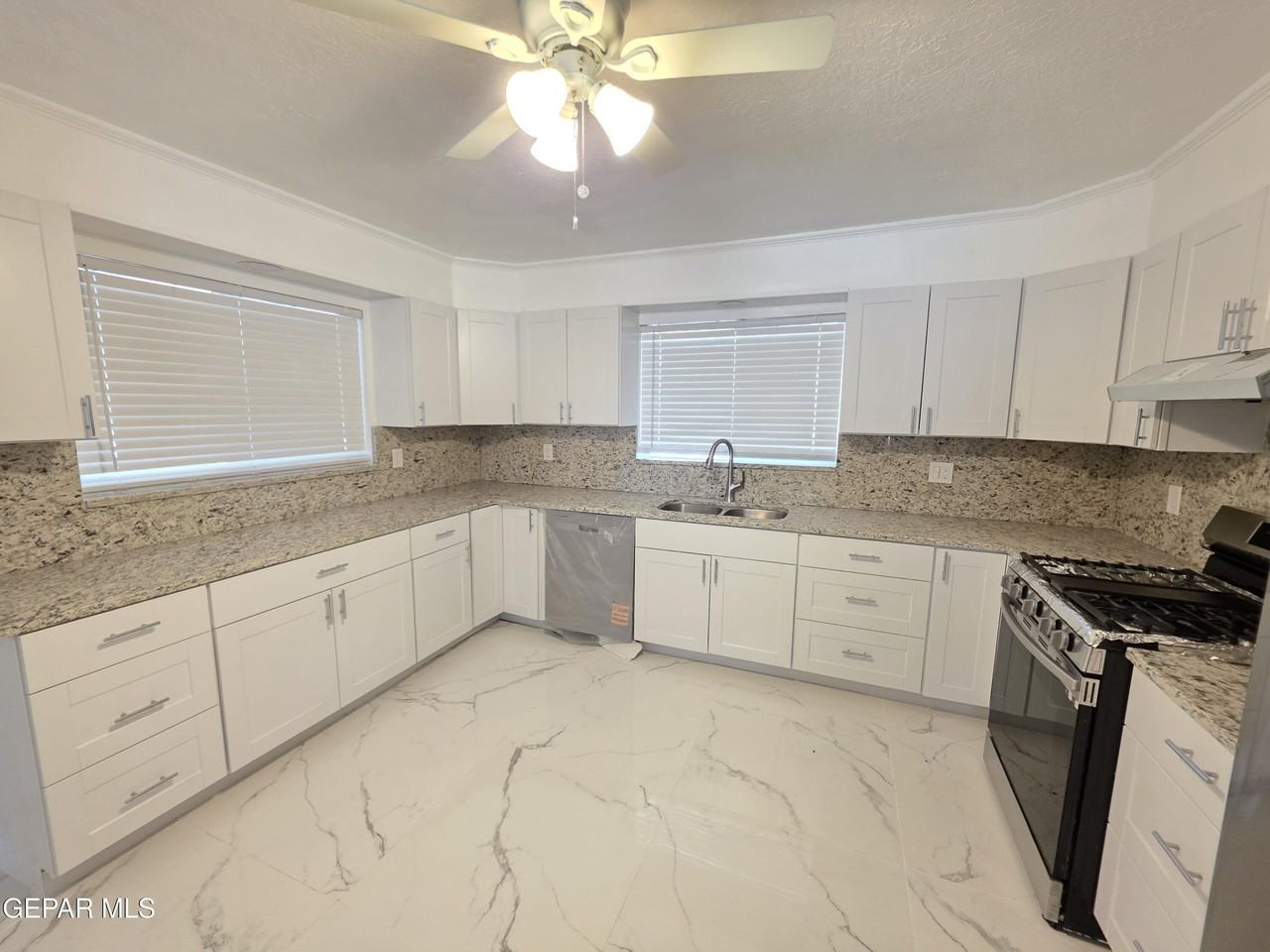 302 Quincy Ave - Photo 7 of 35