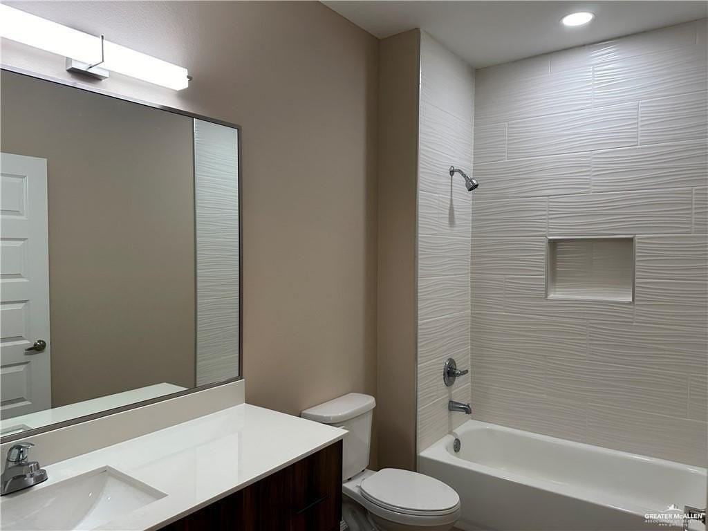 2919 W Driftwood St #4 - Photo 6 of 8