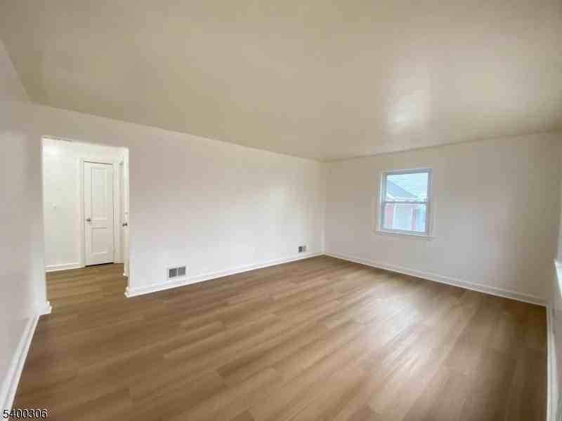 1598 Front St - Photo 3 of 11