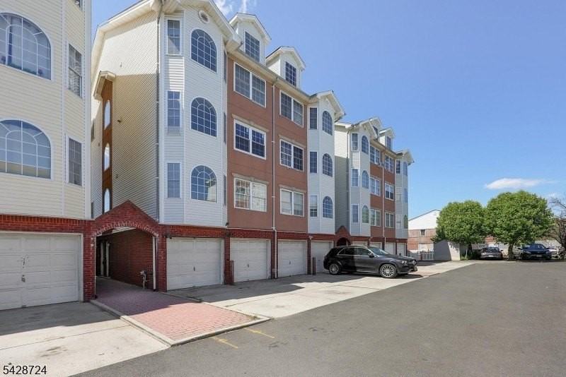566 Pennsylvania Ave Apt E1 #E1 - Photo 3 of 24