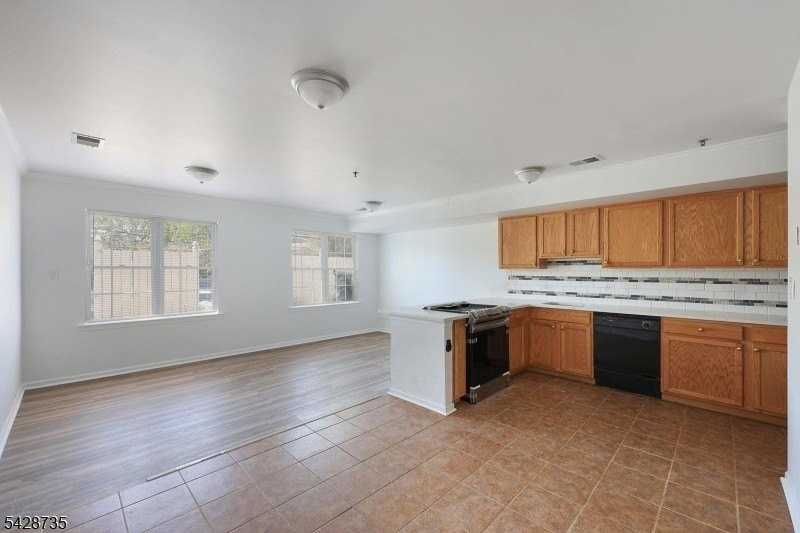 566 Pennsylvania Ave Apt E2 #E2 - Photo 2 of 24