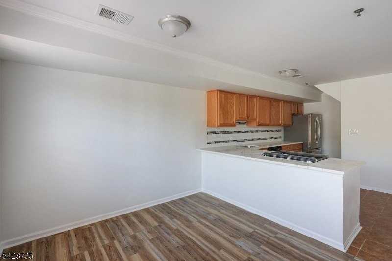 566 Pennsylvania Ave Apt E2 #E2 - Photo 4 of 24