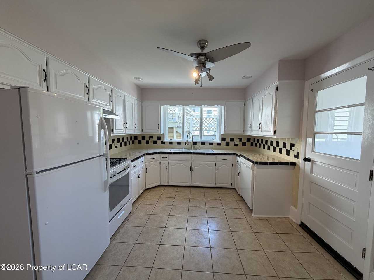 252 S Main St - Photo 5 of 17